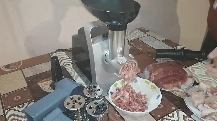 Собираем  и тестируем новую мясорубку фирмы Moulinex ME108832. Крутим говядину и свинину.